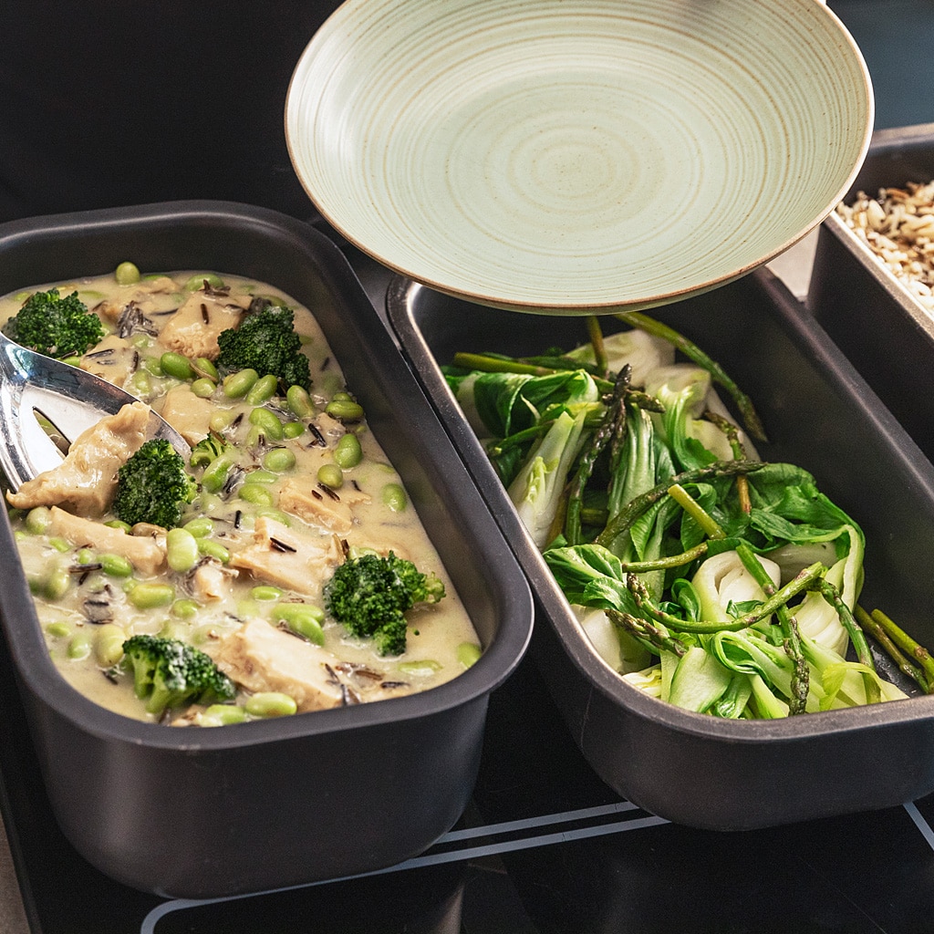 Spicy Green Curry mit geschmortem Pak Choi - Spargelgemüse und Wildreismischung