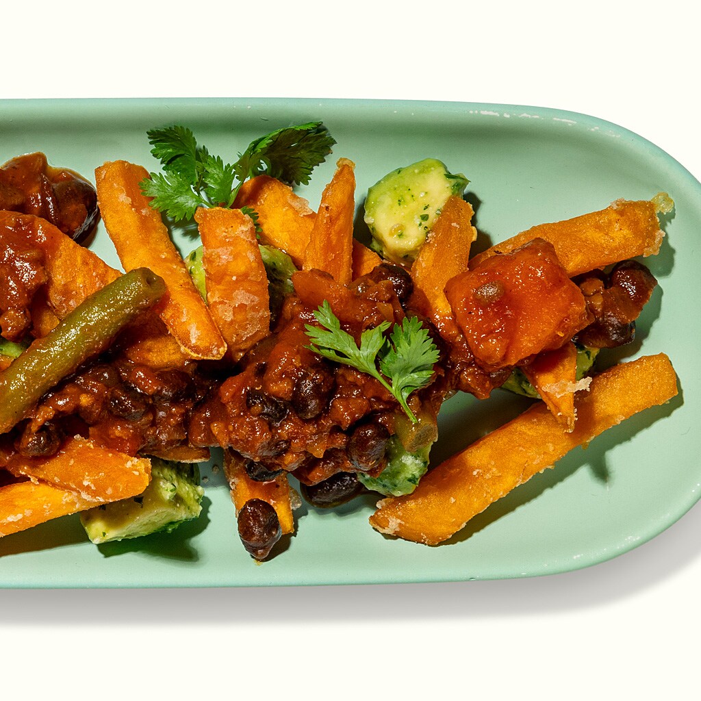Tex Mex Loaded Sweetpotato Fries mit Avocado-Tomatensalat