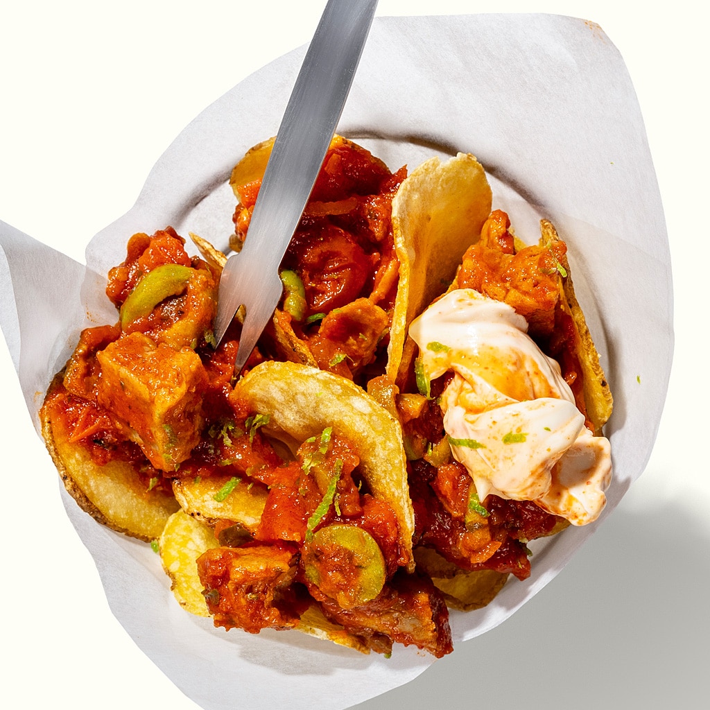 Tomaten-Olivenragout auf Crispy Kartoffelscheiben und Chipotle-Lime-Mayo