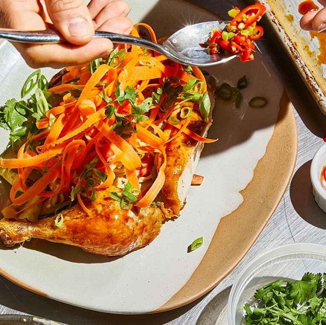 Maispoularde mit Ramen-Salat und geschäumter Süß-Sauer-Mayonnaise