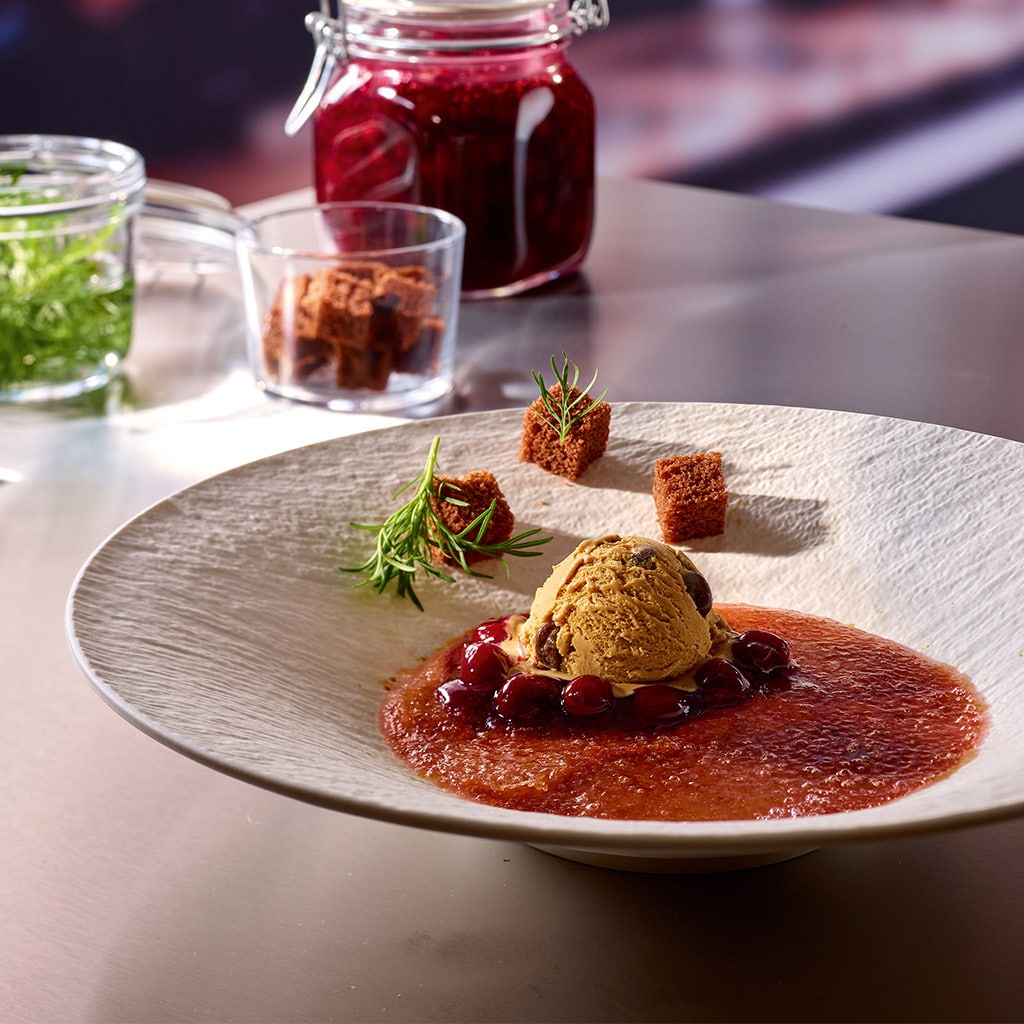 Gebranntes Kirschobers, Kaffeeeis, Kirschen, Kirschwasser-Biskuit