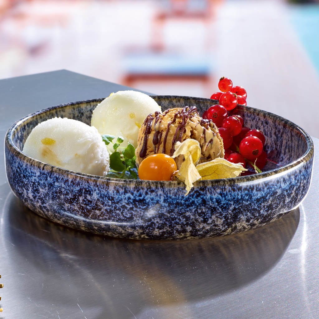 Gefrorenes Kaffee Eis und cremiges Sorbet von der Zitrone mit Johannisbeeren