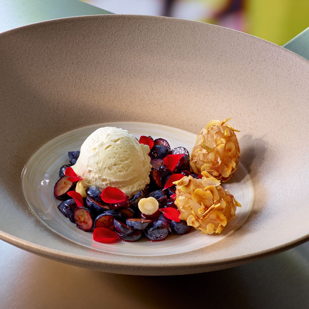 Blaubeeressig - Gin marinierte Heidelbeeren / Blaubeeren, Rambutan in Haselnuss Tempura und Vegan Vanille Eis oder Bourbon Vanille Eis