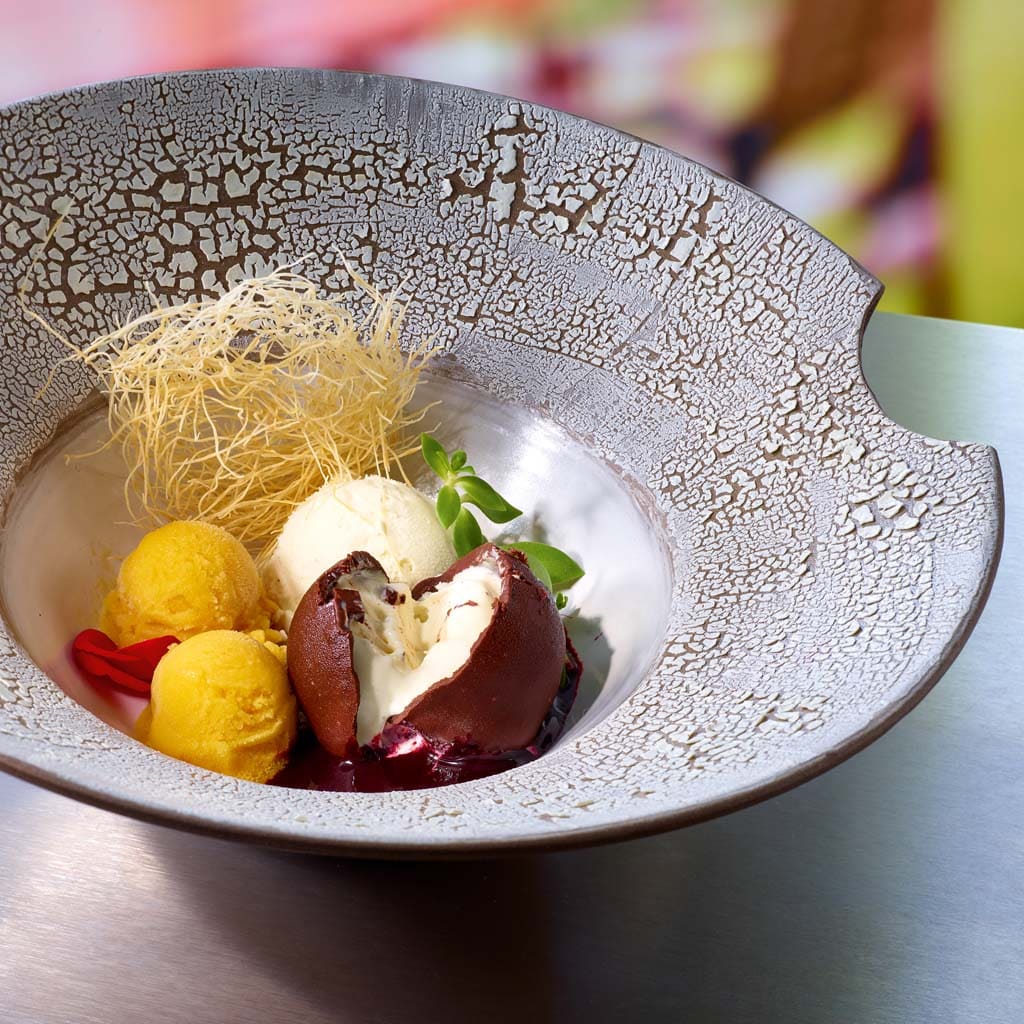 Cremiges Vanille Eis mit fruchtigen Mango Sorbet und Blaubeermark