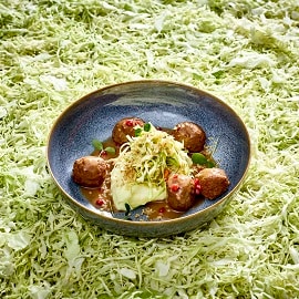 Pflanzenbasierte Fleischbällchen, Kartoffelpüree, Quinoa