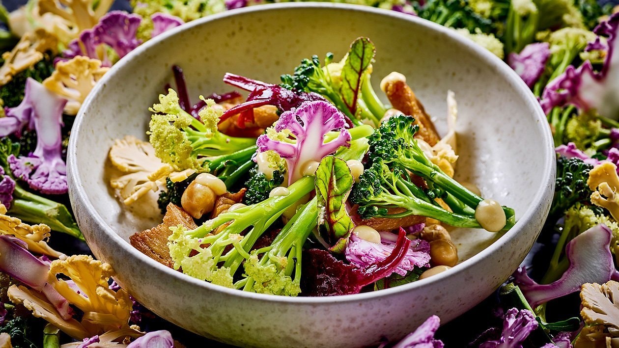 Lauwarmer Karfiol - Brokkoli Salat mit NoChicken Chunks und Kichererbsencreme
