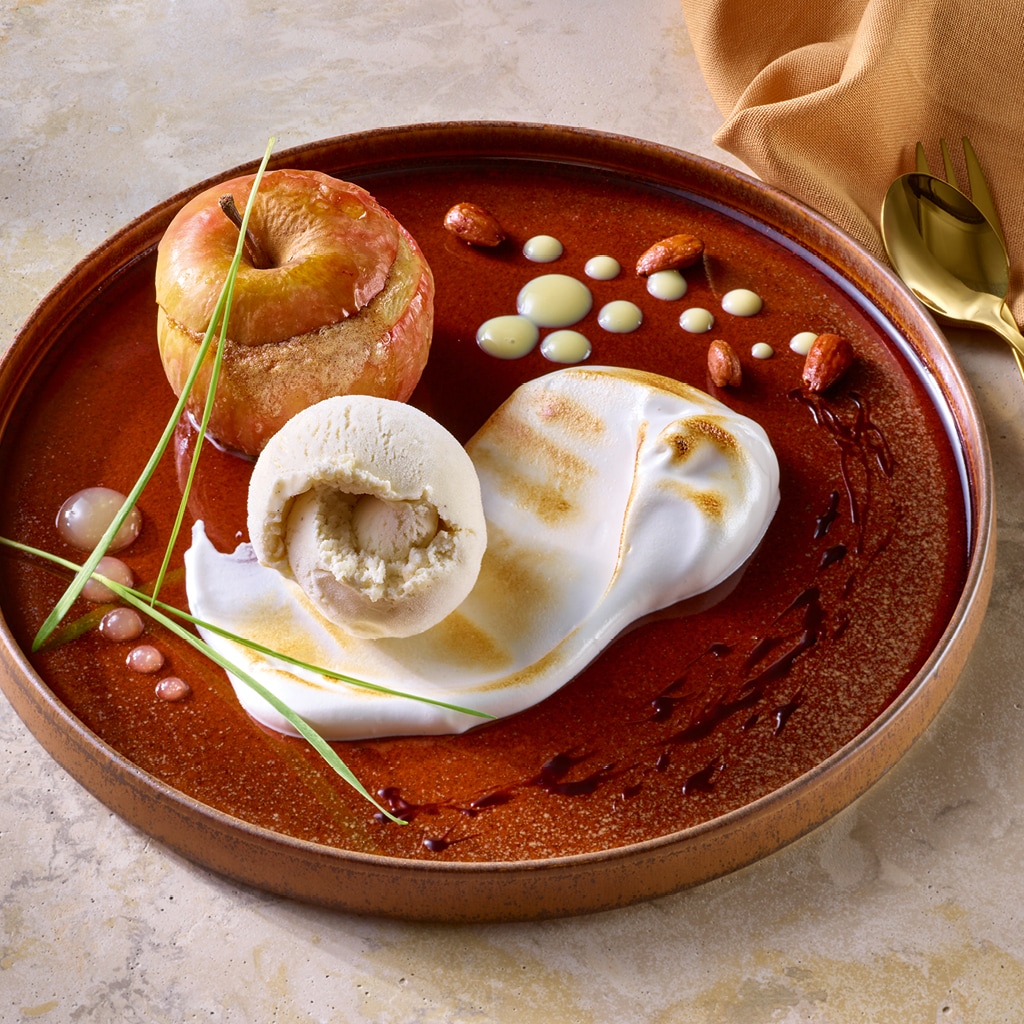 Ofen frischer Bratapfel, geeiste vegane Vanille mit Eierlikör und geflämmtem Meringue