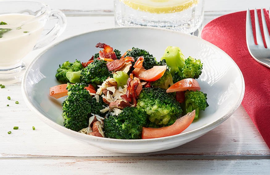 Brokkoli-Salat mit Tomaten und Knusper-Speck