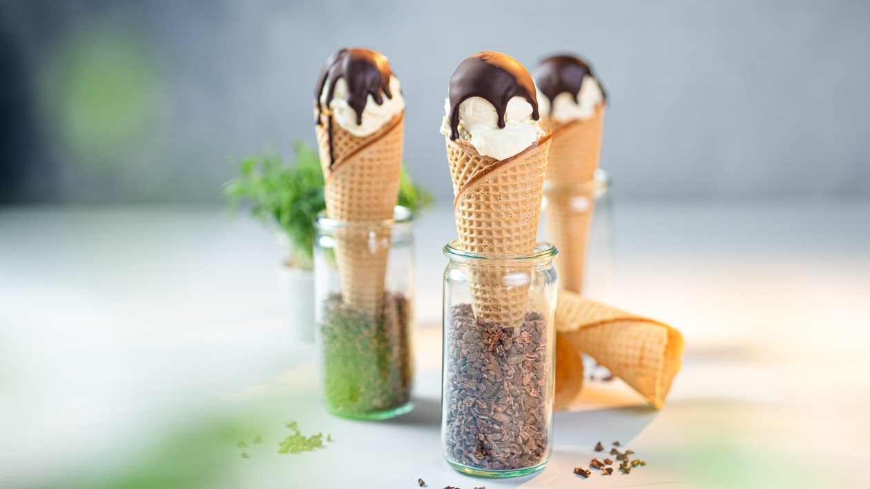 Vanilleeis mit Crunchy Schokolade Topping