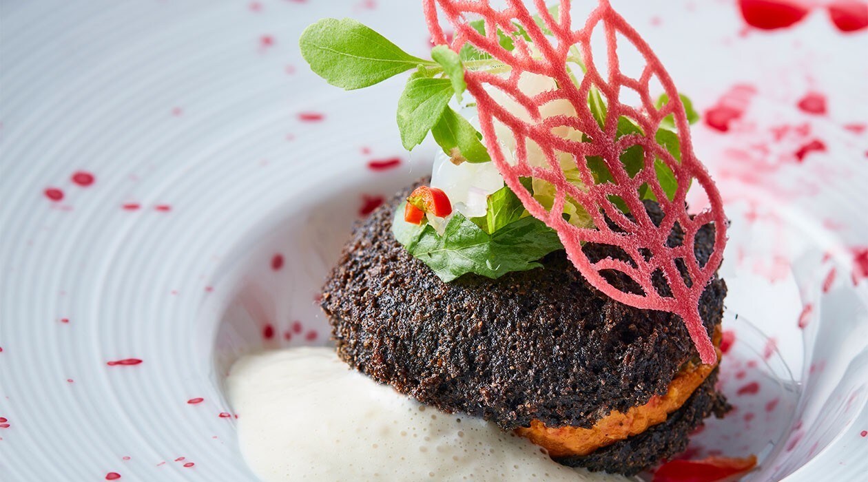 Future Menu Rezept: Falafel-Macarons aus Schwarzen Bohnen  mit cremigen Makdous