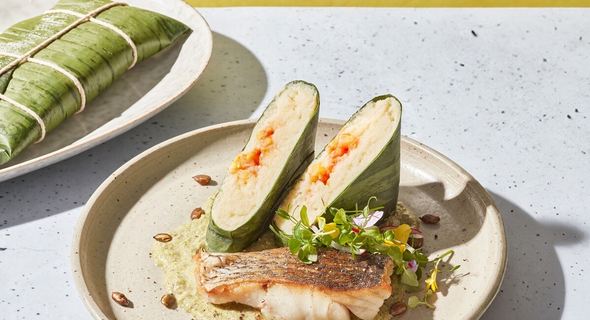 Wolfsbarsch in grüner mole mit kartoffeln und grüner tamale