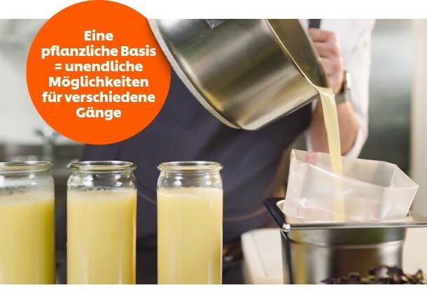 Ein Koch gießt eine Soße in ein Gefäß