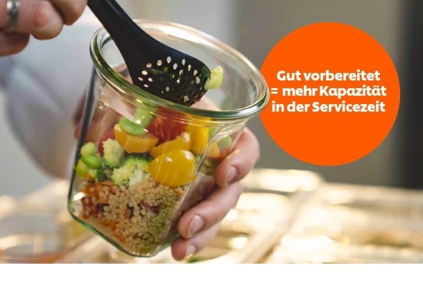 Ein Glas mit Schichtsalat