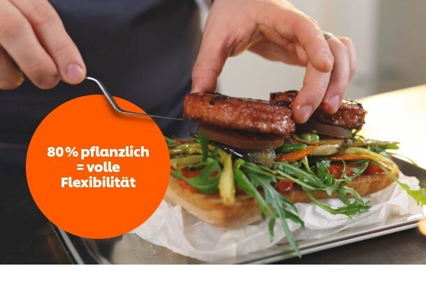Koch bereitet einen pflanzlichen Burger vor