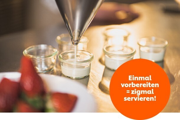 Eine Sauce wird in kleine Gläser abgefüllt