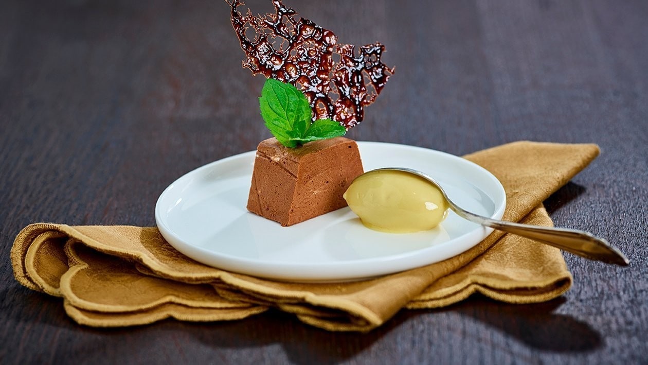 Veganes Schokomousse mit Passionsfruchteis und Schokokrokant