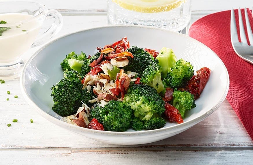Brokkoli-Salat mit Tomaten und Knusper-Speck