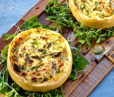 Quiche von Lachs und Spargel in Bärlauch mit Pflücksalat