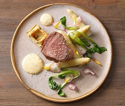 „Saltimbocca“ mit Spargel und Kartoffelwaffel 