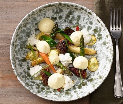 Morchel mit Spargel, Brunnenkresse, und Burrata