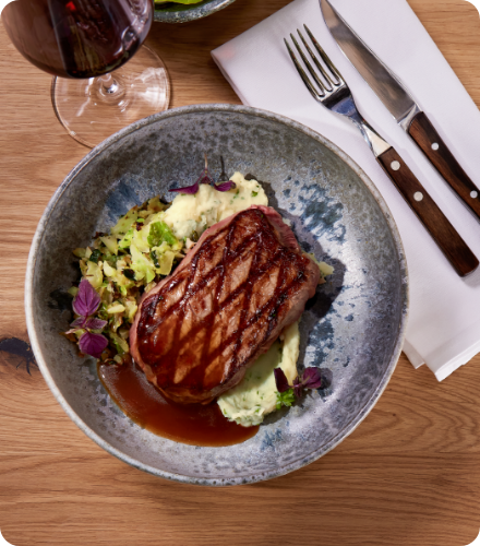 Rezept: Roastbeef mit Kartoffelpüree, Wirsing und einem gemischten Salat